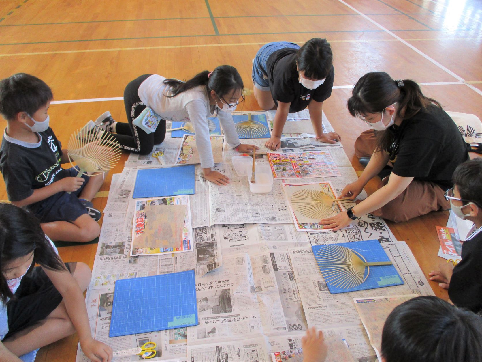 柏崎市立荒浜小３年生と「越後バナーナ和紙」で団扇作り